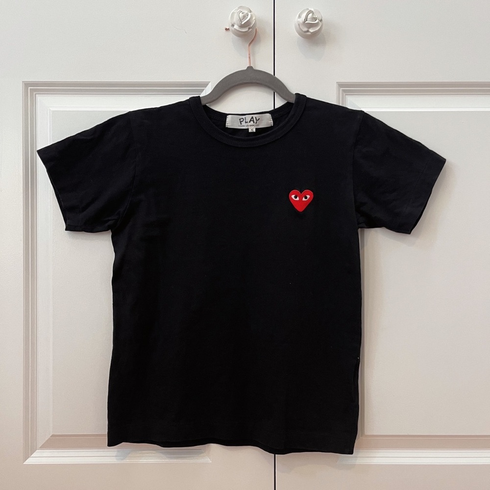 Comme de Garçons Play Black T-Shirt with Red Logo Patch